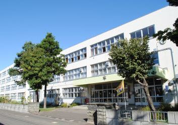 小学校　札幌市立北都小学校（小学校）まで806m