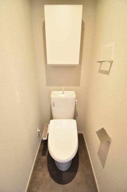 トイレ　シャワートイレ付き