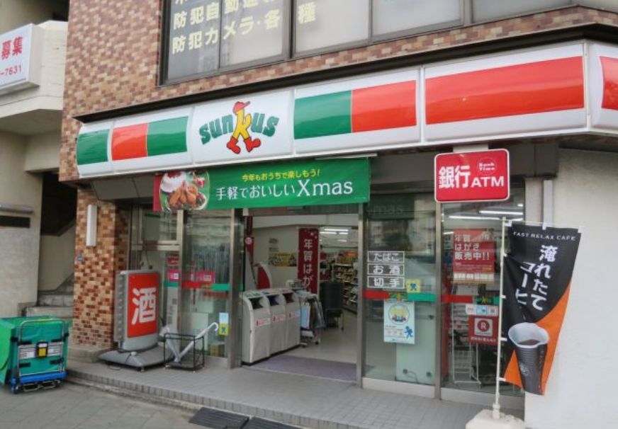 コンビニ　サンクス新富町駅前店（コンビニ）まで136m