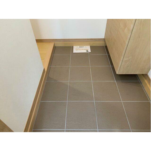 玄関　退去前につき別のお部屋の写真です。