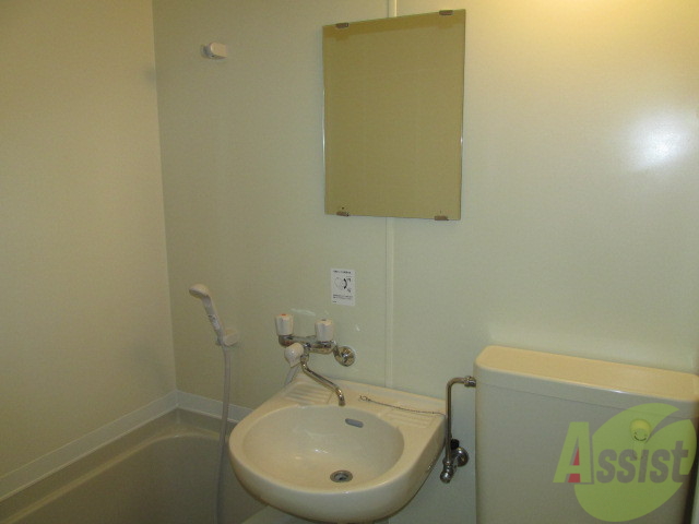 洗面設備　洗面台もちょこんとあり鏡もついて使いやすいです