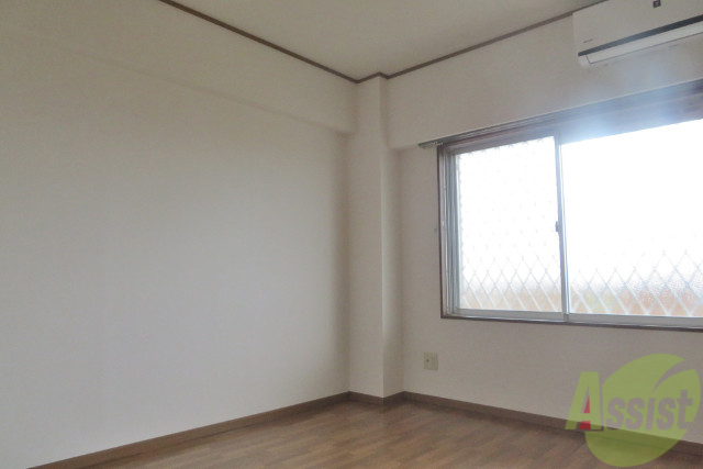 その他部屋・スペース　寝室は６．７帖の洋室です。窓からの日が明るいですね。