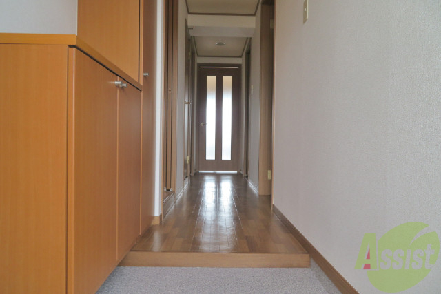 玄関　玄関から撮影しました。リビングまでは一直線で行けます。