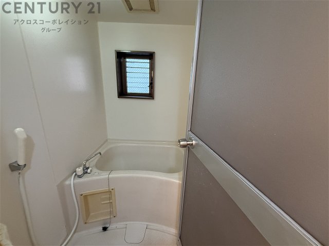 バス・シャワールーム　浴室内に窓があり換気も楽々♪