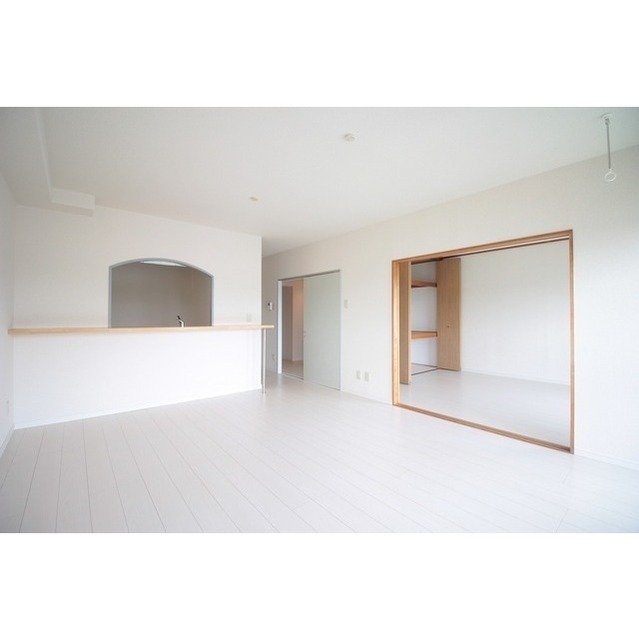 居室・リビング　ＬＤＫ　とても明るい室内です♪