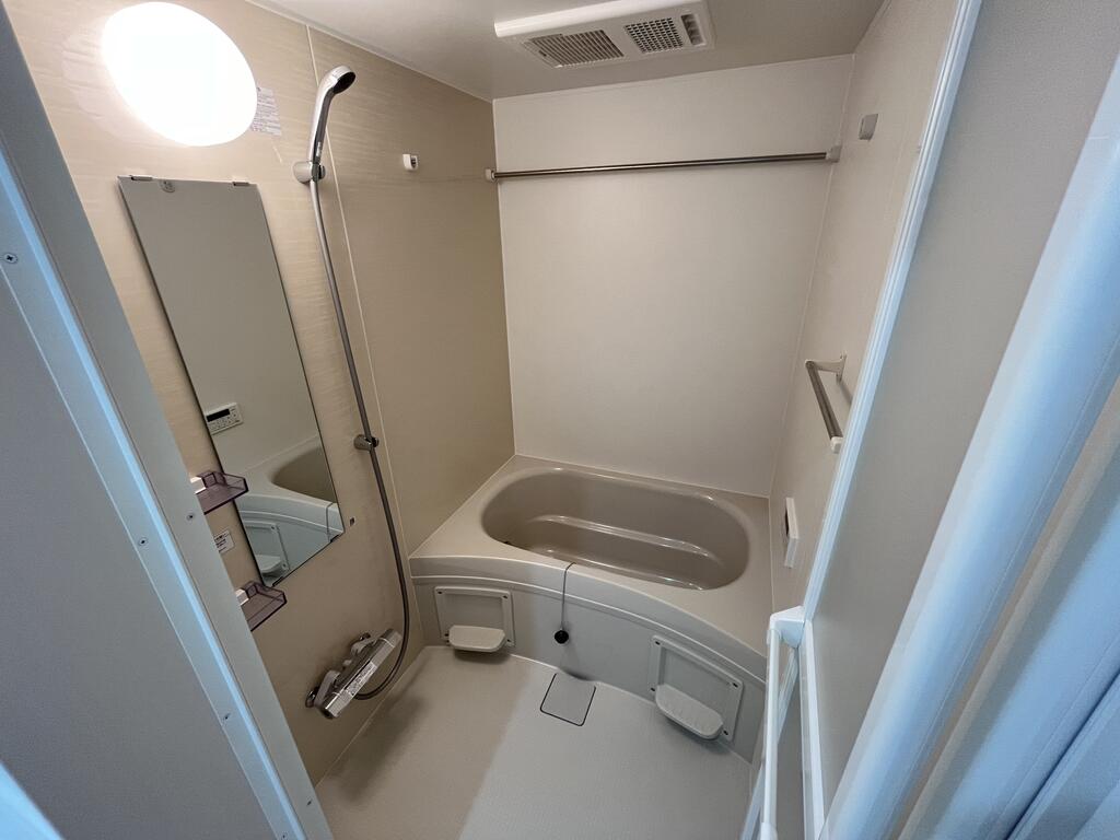 バス・シャワールーム　左右反転タイプの間取りです。