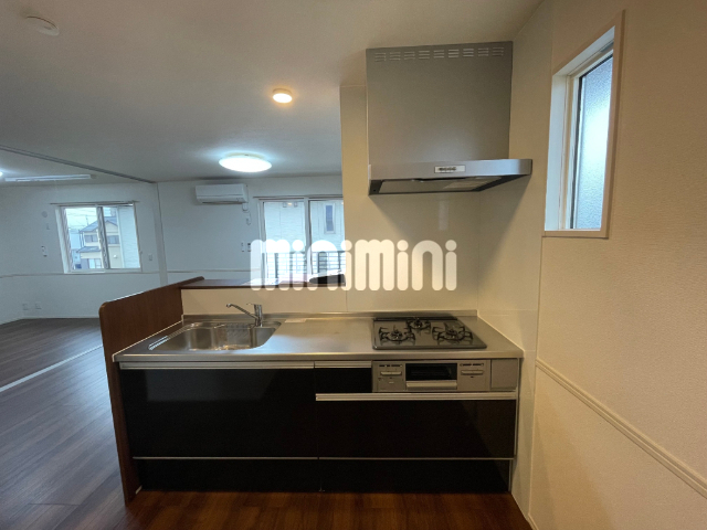 キッチン　３口ガスコンロ付きのシステムキッチン