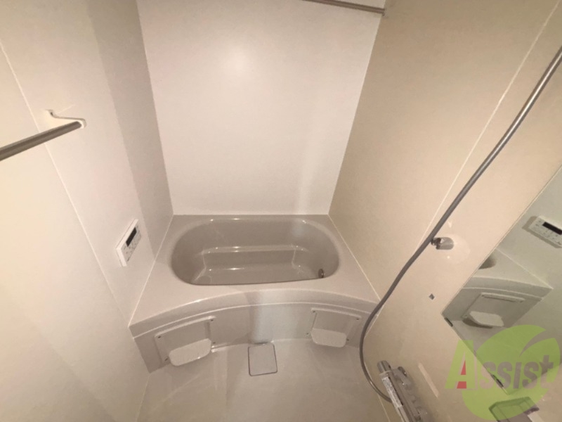 バス・シャワールーム　浴室は浴室乾燥、追い焚き機能付きで快適ですね。