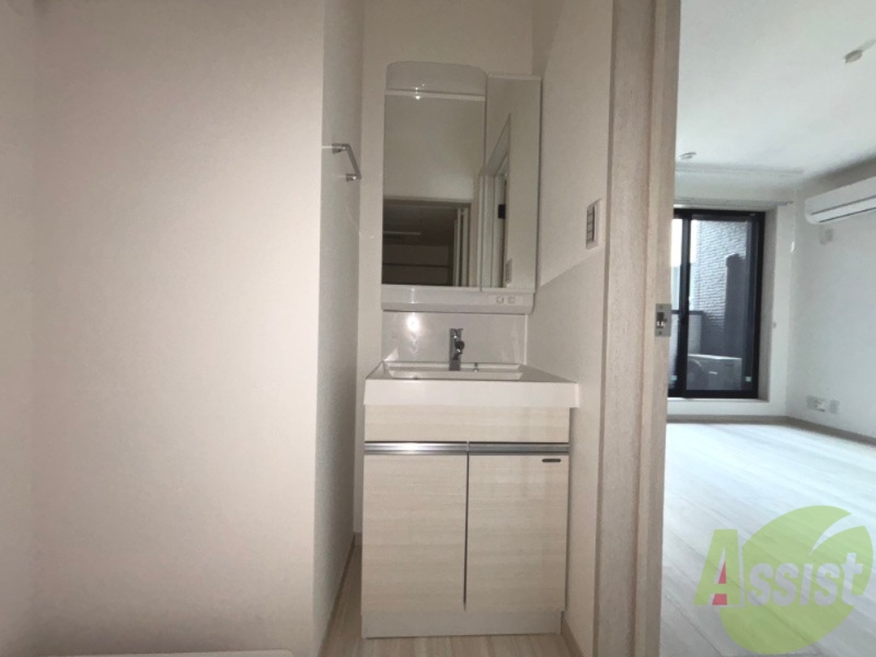 洗面設備　脱衣所には独立洗面台がございます。鏡が大きく便利ですね。