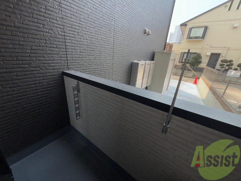 バルコニー　バルコニーは洗濯物を干せるようになっております。