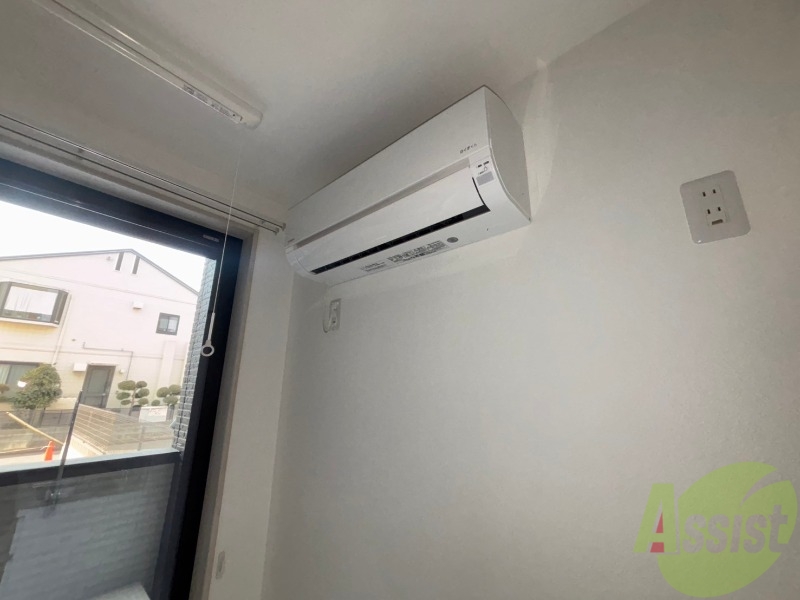 その他設備　８．４畳の洋室にはエアコンが設置されておりいつでも快適です。