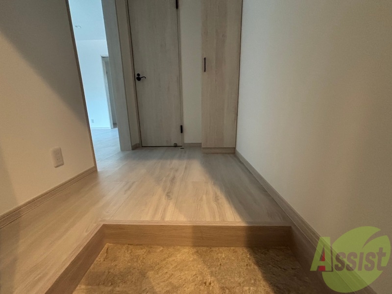 玄関　玄関は明るく広々としており靴の着脱には困りません。