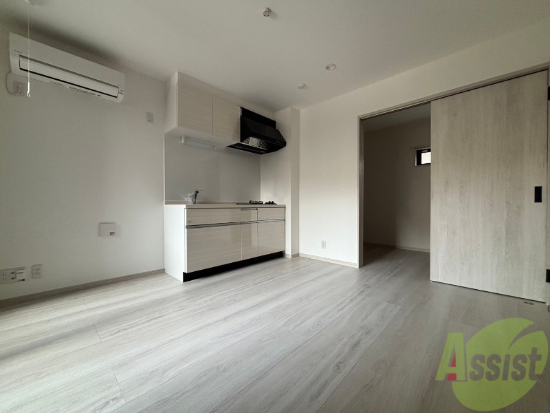 居室・リビング　こちらは８．４畳の広々とした洋室でございます。