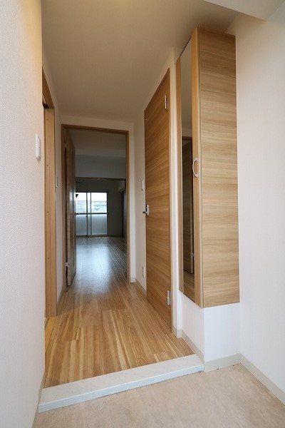 玄関　玄関には姿見付きのシューズボックス