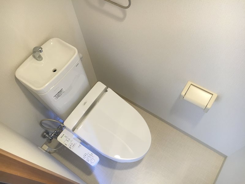 トイレ　温水洗浄暖房便座付きです。