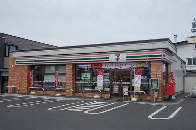 コンビニ　セブンイレブン旭川新富２条店（コンビニ）まで230m