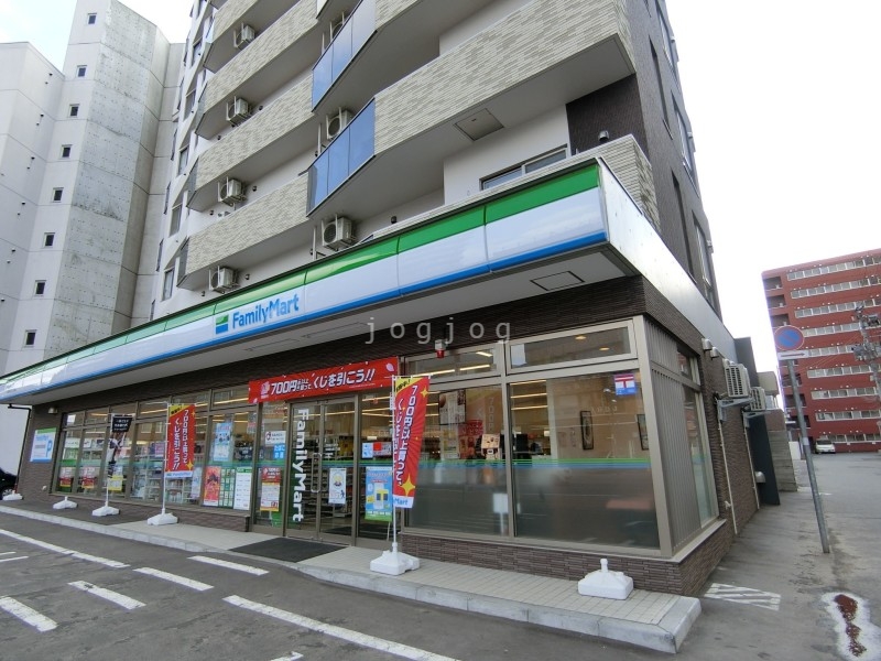 コンビニ　ファミリーマート札幌麻生町5丁目店（コンビニ）まで526m