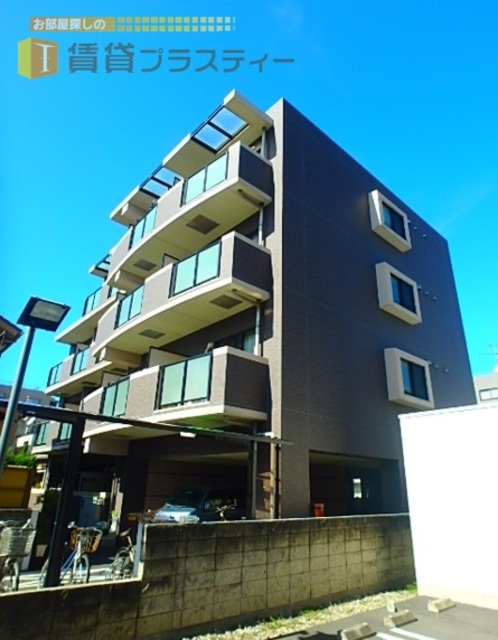 建物外観　閑静な住宅街に建つ物件。。駅まではおしゃれな道をまっすぐ。