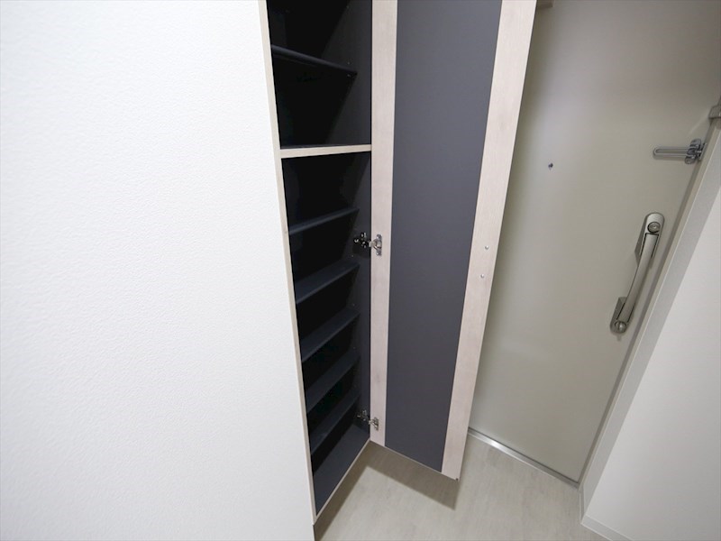 玄関　玄関　シューズボックス付（収納充実してます）