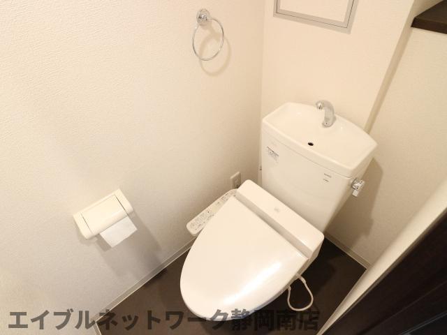 トイレ　落ち着いた色調のトイレです