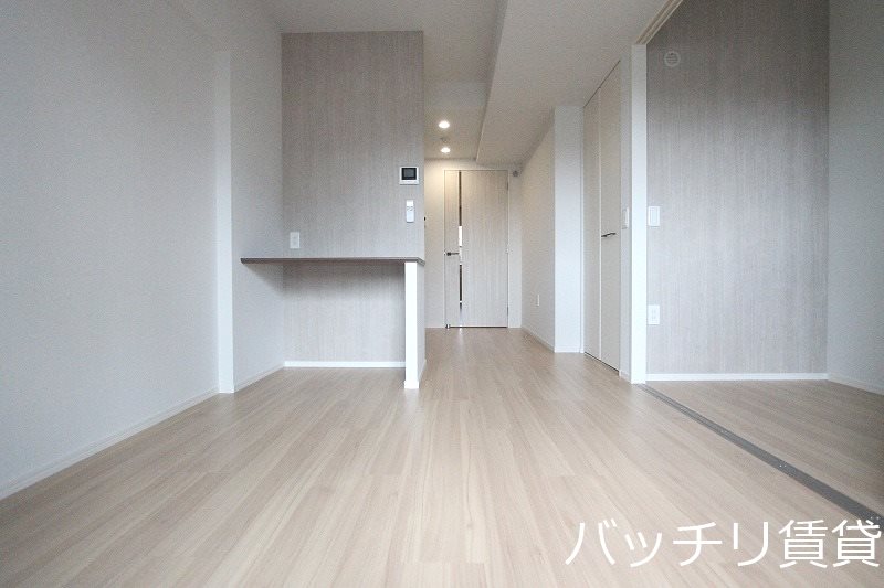 居室・リビング　写真は別号室の為、現状優先になります。