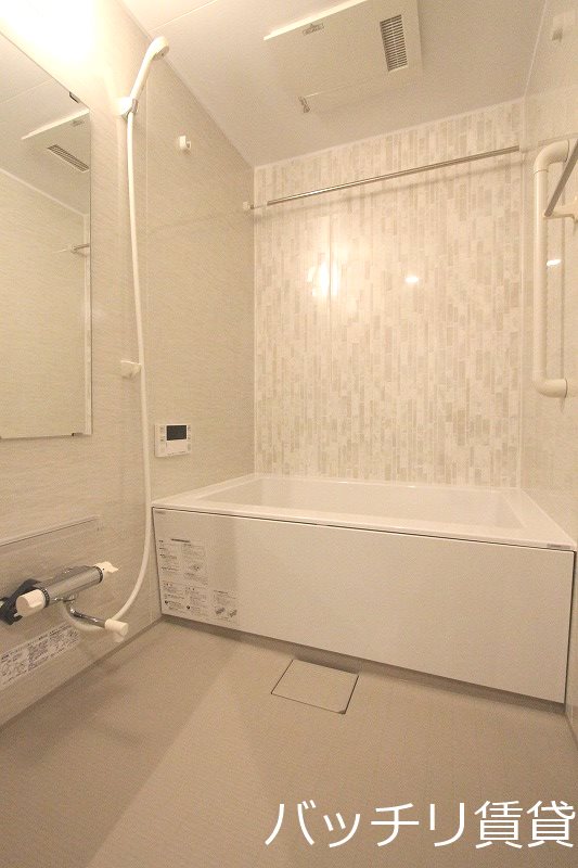 バス・シャワールーム　写真は別号室の為、現状優先になります。