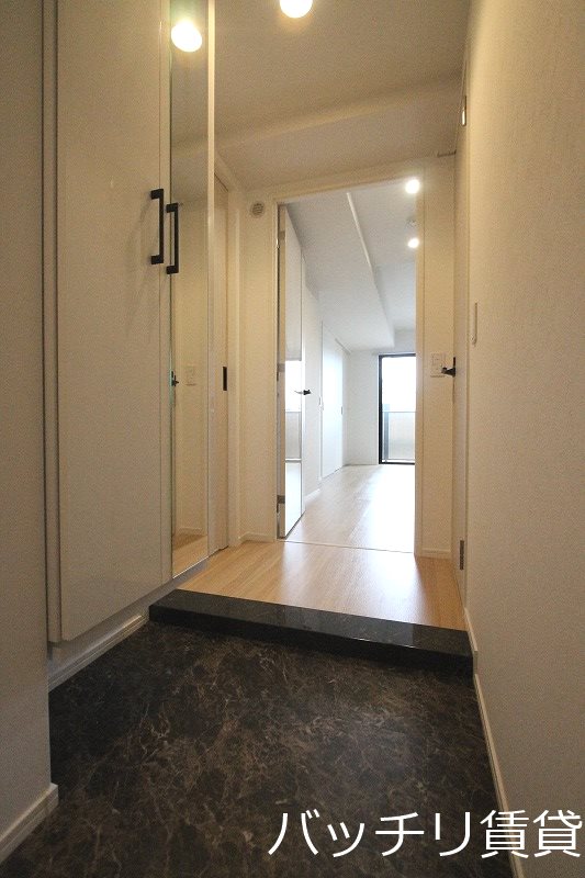 玄関　写真は別号室の為、現状優先になります。