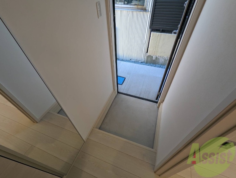 玄関　写真は同物件の別部屋、間取りになります。ご参考下さい。