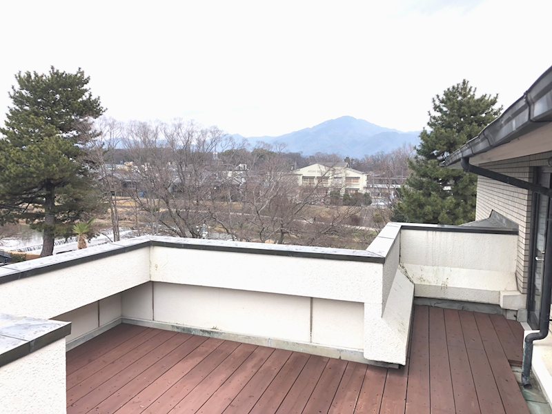 眺望　鴨川ビューのウッドデッキ