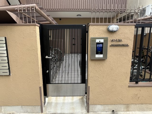 エントランス　落ち着いたエントランスです