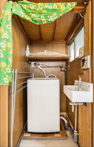 洗面設備　独立洗面台、小物を置くことができて便利です