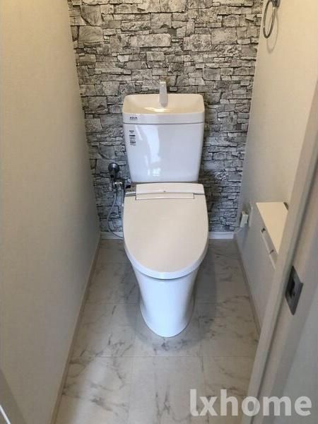 トイレ　落ち着いた色調のトイレです