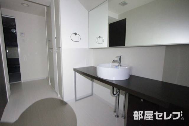 洗面設備　おしゃれな洗面台です