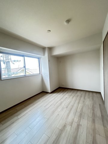 その他部屋・スペース　落ち着いた色調の寝室です