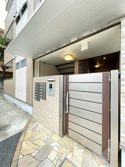 エントランス　オートロック付きで部外者シャットアウト♪