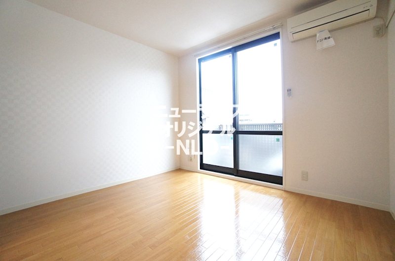 居室・リビング　白を基調とした明るいお部屋で、インテリアが映えます☆