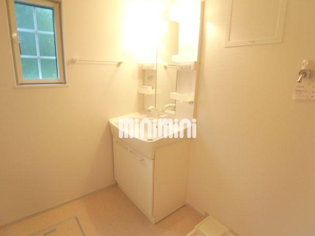 洗面設備　独立洗面・室内洗濯機パンです。小窓あります。