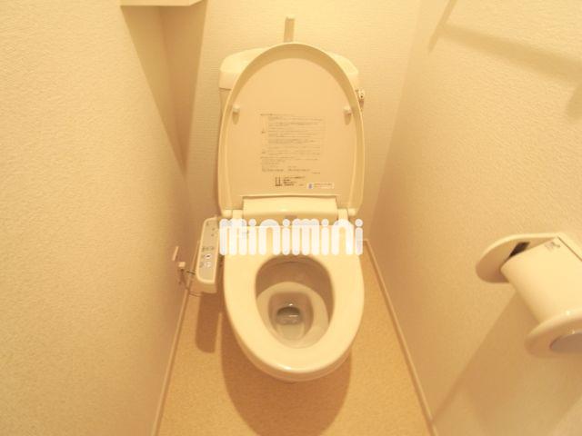 トイレ　シャワー付きトイレです。