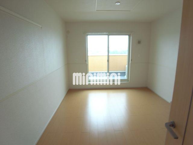 居室・リビング　洋室７．２帖。ベランダあります。