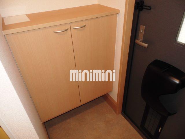 玄関　下駄箱ございます