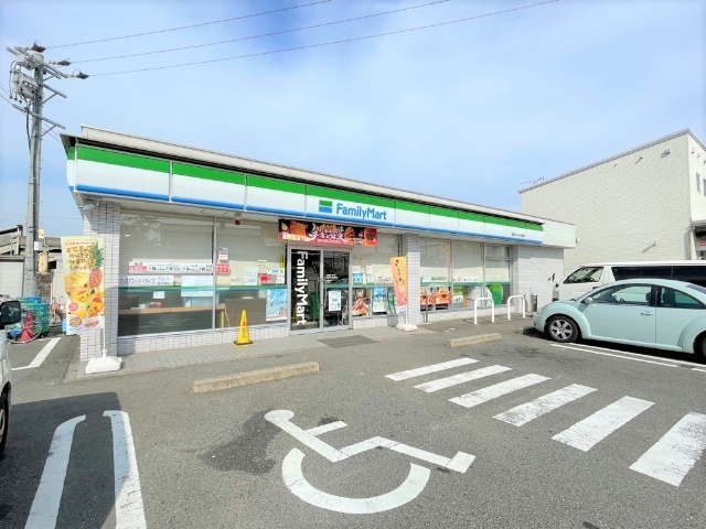 コンビニ　ファミリーマート（コンビニ）まで640m