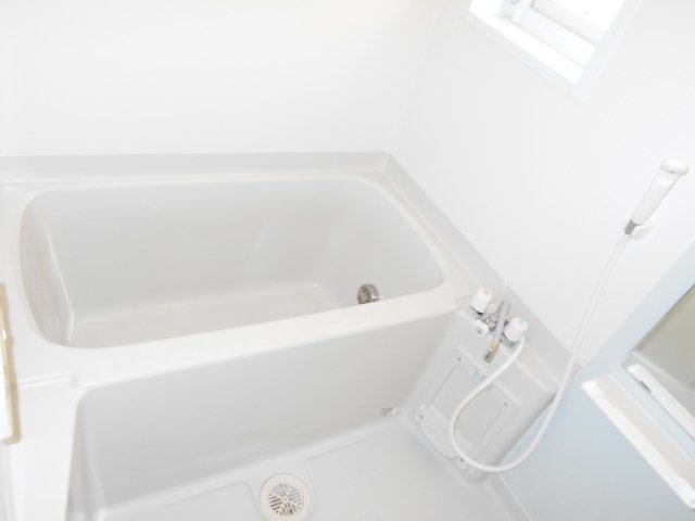 バス・シャワールーム　コンパクトで使いやすいお風呂です