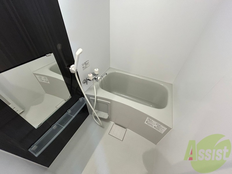 バス・シャワールーム　広々したお風呂で快適にくつろげそうです。