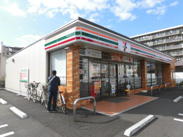 コンビニ　セブン-イレブン横浜鶴見中央２丁目店（コンビニ）まで585m