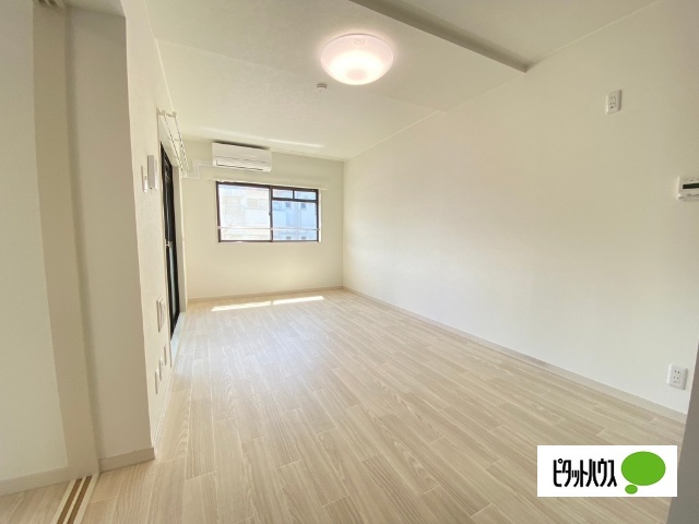 居室・リビング　同物件別室写真