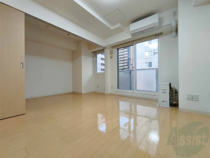 居室・リビング　リビングです。窓が大きくて明るいですね！