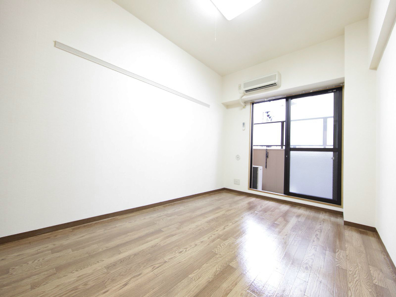 バルコニー　洋室7.5帖　エアコン完備　バルコニー