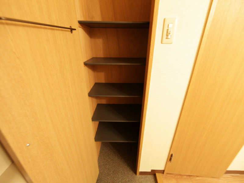 玄関　玄関　シューズボックス付（収納充実してます）