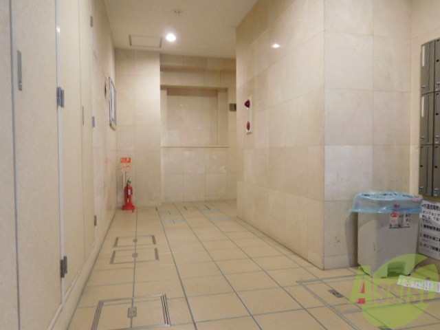 ロビー　広くて綺麗なロビーには宅配ボックスもあります。