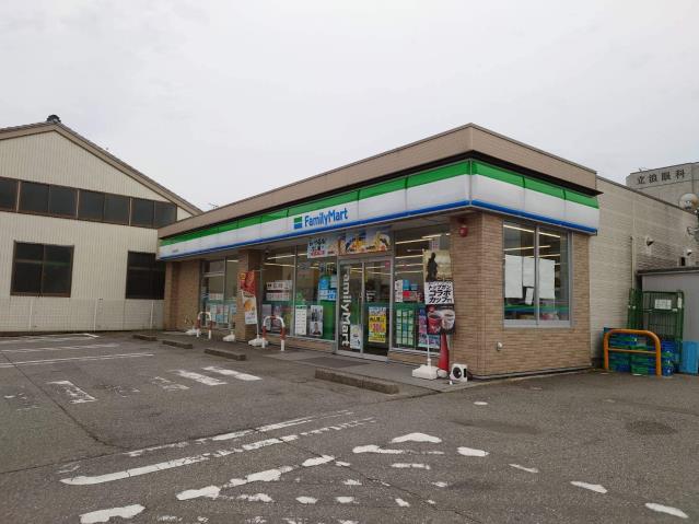 コンビニ　ファミリーマート高岡金屋町店（コンビニ）まで790m